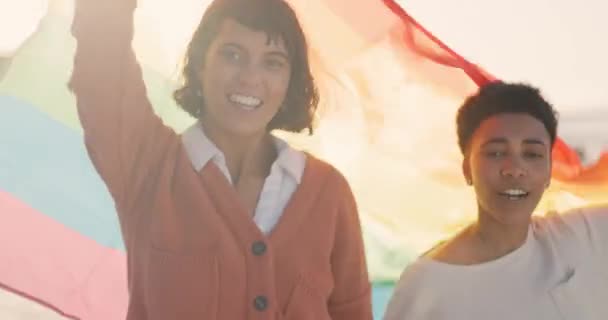 Λεσβιακό Ζευγάρι Γυναίκες Σημαία Υπερηφάνειας Ημερομηνία Παραλίας Εμπιστοσύνη Δεσμό Ασφάλεια — Αρχείο Βίντεο
