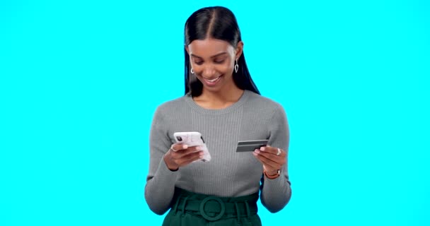 Compras Line Telefone Menina Com Cartão Crédito Estúdio Para Pagamento — Vídeo de Stock
