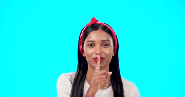 Таємна Обличчя Щаслива Жінка Пальцем Губах Студії Синє Тло Знак — стокове відео
