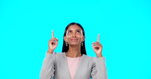 员工和印度女人在蓝色工作室的背景下指指点点 指明方向和快乐 有决定 有灵感或有选择的女性企业家或女性形象 带着喜悦或微笑 — 图库视频影像