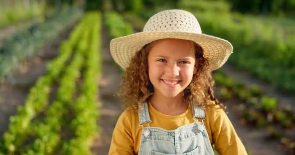 Agriculture Portrait Girl Child Farm Ready Help Farming Harvest Sustainability — Stock Video
