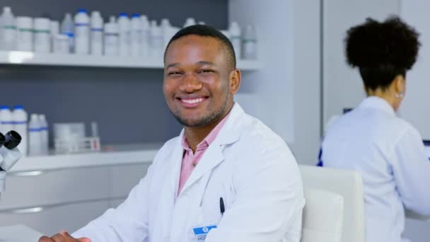Gezicht Wetenschapper Zwarte Man Laboratorium Innovatie Succes Met Gezondheidszorg Vaccinontwikkeling — Stockvideo