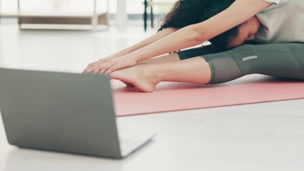 Kobieta Laptop Rozciąganie Treningu Domu Trening Jogi Zajęcia Online Fitness — Wideo stockowe