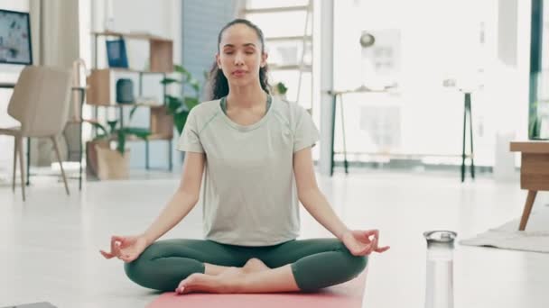 木豆静坐 妇女和家庭在莲花中锻炼精神健康 瑜伽训练和脉轮能量 在客厅里集中女性冥想 进行锻炼 祈祷健康 和平和平静的心态 — 图库视频影像