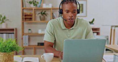 Siyahi adam, video ve kulaklık çevrimiçi konuşma, öğrenme ve sırayla gülümseme için. Eğitim uzmanı, bilgisayar ya da kulaklıklı mutlu crm, webinar 'da iletişim için mikrofon.