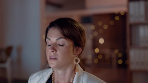 Stress Épuisement Professionnel Réflexion Avec Une Femme Affaires Nuit Travaillant — Video
