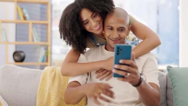 Paar Knuffel Telefoon Bank Glimlachen Huis Sociale Media Online Browsen — Stockvideo