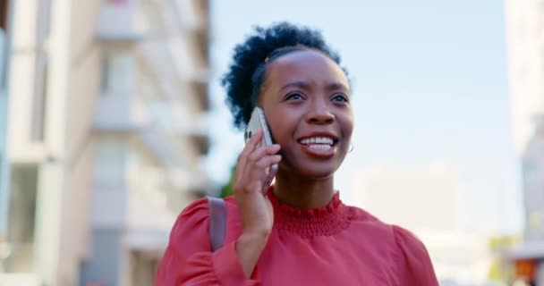 Comunicación Telefónica Caminata Por Ciudad Mujer Negra Conversación Discusión Consulta — Vídeo de stock