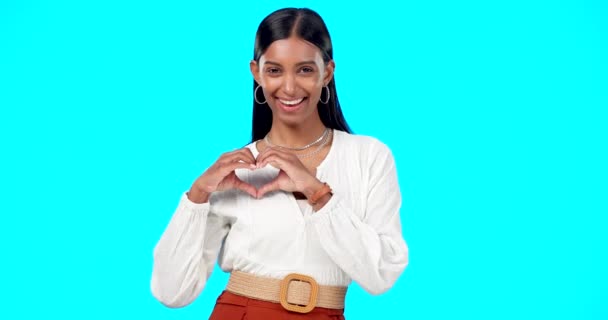 Щаслива Жінка Серцеві Руки Обличчя Студії Синій Фон Фон Догляду — стокове відео