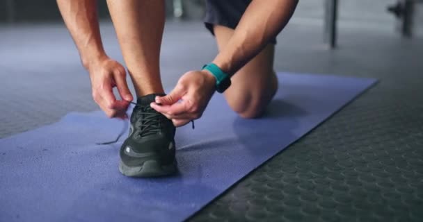 男子和鞋带 用于运动训练 锻炼或在室内体育馆的垫子上锻炼 男子为运动跑鞋 健美操或运动服中的动机系鞋带 以促进健康运动 — 图库视频影像