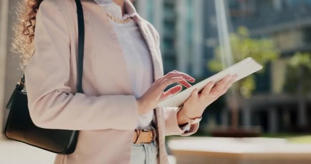 Tablet Outdoor Kota Dan Perempuan Tangan Mengetik Untuk Manajemen Aplikasi — Stok Video