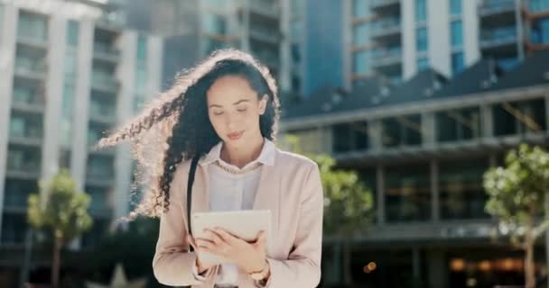 Tablet Miasto Świeżym Powietrzu Kobieta Spaceru Aplikacji Sieciowych Wiadomości Podróży — Wideo stockowe