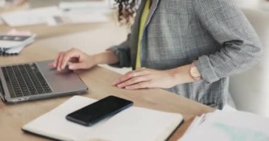 Sırt ağrısı, ofis ve elleri laptoplu, eklem iltihabı ve kas ağrısı olan iş kadınlarının elleri. Bilgisayar, stres ve masadaki kadın çalışan tıbbi yaralanma, kaza ve omurga problemi.