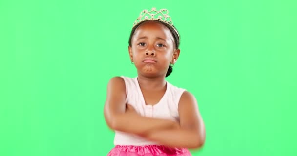 Діти Нещасні Руки Схрещені Чорною Дівчиною Зеленому Тлі Екрану Студії — стокове відео