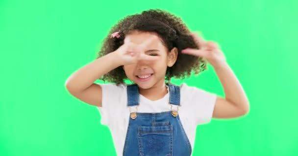 Посмішка Обличчя Дитина Знаком Миру Зеленому Екрані Студії Ізольовані Фоні — стокове відео