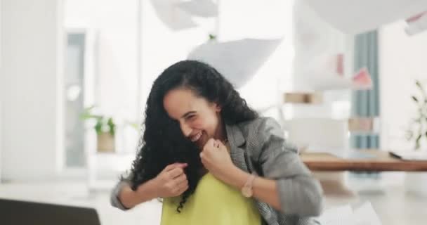 Kadını Dizüstü Bilgisayar Ofiste Kazanma Zafer Terfi Için Kutlama Mutlu — Stok video