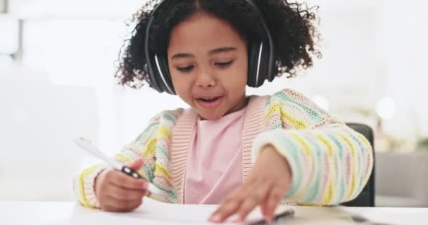 Edukacja Elearning Młoda Dziewczyna Słuchawkami Test Pisanie Dokumentów Szkolnych Kształcenia — Wideo stockowe