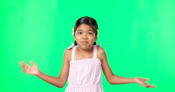 Retrato Feliz Uma Menina Encolhendo Ombros Fundo Tela Verde Estúdio — Vídeo de Stock