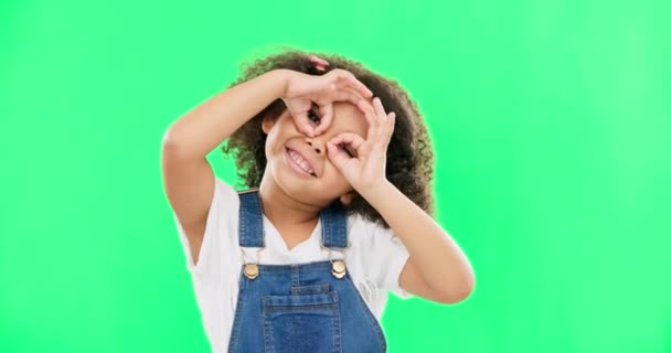 Зеленый Экран Счастливый Ребенок Глазами Очками Жест Игры Счастья Веселья — стоковое видео