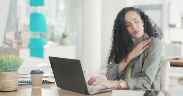 Axelsmärta Kontor Och Affärskvinna Med Laptop Med Påfrestningar Ledinflammation Och — Stockvideo