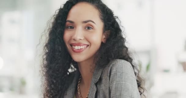 Yüz Gülümse Güçlü Kendine Güvenen Başarılı Bir Kadın Için Mutluluk — Stok video