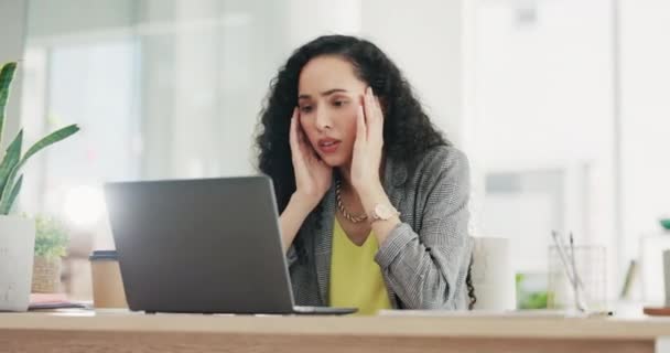 Inquiétude Stress Femme Affaires Sur Ordinateur Portable Avec 404 Pépins — Video