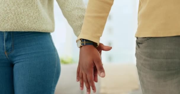 Mãos Dadas Casal Casa Uma Mulher Homem Juntos Mostrando Amor — Vídeo de Stock