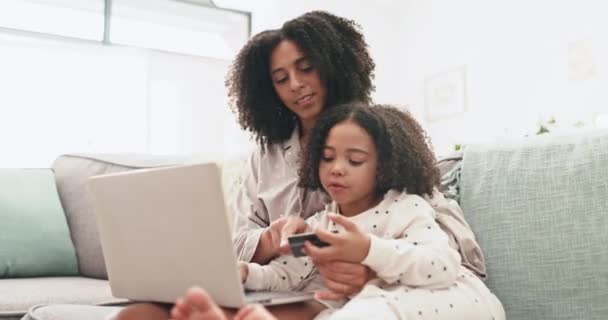 Aile Kadın Kız Laptop Kredi Kartı Online Alışveriş Için Fintech — Stok video
