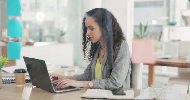 深刻な計画 またはオフィスデスクでのスケジュールタスクに入力する女性 ラップトップ ビジネス 職場でのコミュニケーション ライティングの提案やプロジェクト プランでコンピュータに取り組む女性従業員 — ストック動画