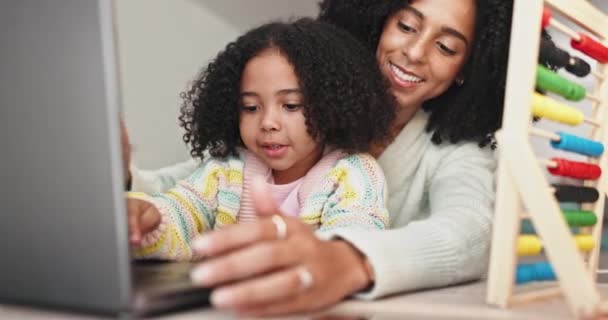 Laptop Eğitim Evde Çocuklu Bir Anne Çevrimiçi Öğrenim Eğitim Oyunları — Stok video