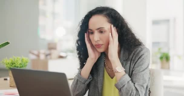 Kopfschmerzen Stress Und Geschäftsfrau Laptop Mit Kopfschmerzen Burnout Und Problemen — Stockvideo