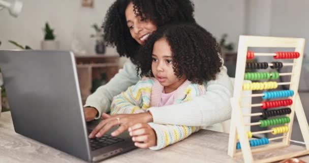 笔记本电脑 教育和母亲与女孩在家里在线学习 教育游戏和算盘玩具 爱和快乐的妈妈和孩子一起在电脑上交流 一起上课 一起成长 — 图库视频影像