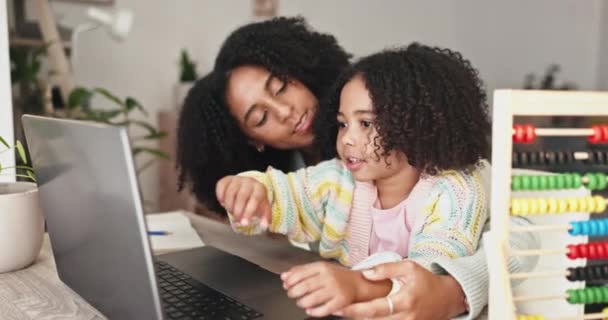 Laptop Eğitim Evde Çocuklu Bir Anne Çevrimiçi Öğrenim Eğitim Oyunları — Stok video