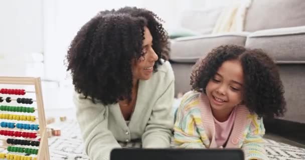 Χαλαρώστε Tablet Και Μητέρα Παιδί Στο Πάτωμα Για Online Παιχνίδι — Αρχείο Βίντεο