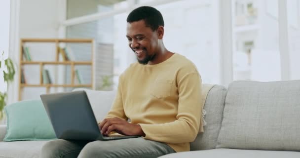 Mengetik Laptop Dan Pria Kulit Hitam Sofa Mengerjakan Laporan Online — Stok Video