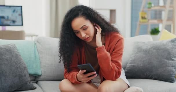 焦虑和一个女人在电话里打字 回复留言 在分手的时候聊天 紧张和不快乐的女孩在离婚后发短信 回复短信和阅读交流 — 图库视频影像