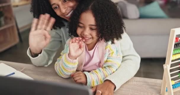 Videochiamata Laptop Madre Con Bambino Apprendimento Istruzione Online Aiuto Supporto — Video Stock
