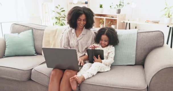 笔记本电脑 平板电脑和带着孩子坐在沙发上的妇女一起远程工作 渴望和在客厅度过美好时光 互联网 科技和妈妈带着女孩在沙发上学习 微笑和在家工作 — 图库视频影像