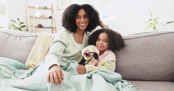Assistir Mãe Filha Sofá Sala Estar Casa Com Remoto Ligação — Vídeo de Stock