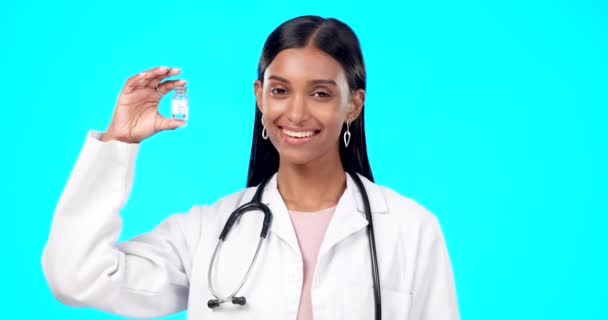 スタジオの女性 ワクチンおよび幸せな医者 Covid 19または病気治療を持つ女性外科医または看護師 青い背景の医学の肖像画 薬瓶容器や科学病院の技術革新 — ストック動画