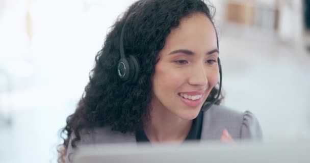 Femme Affaires Centre Appels Consultation Visage Avec Écouteurs Sur Ordinateur — Video