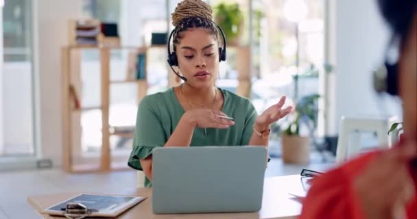 Ügyfélszolgálat Laptop Video Hívás Vagy Beszél Telemarketing Kommunikáció Lépjen Kapcsolatba — Stock videók