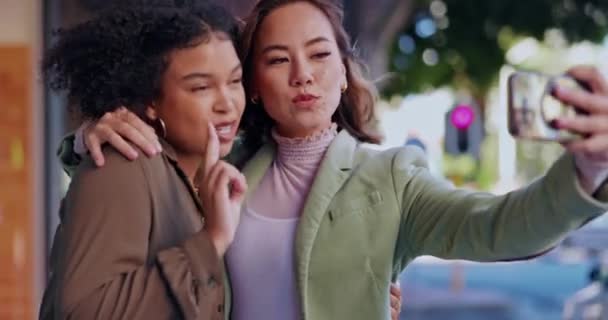Szelfi Komikus Játékos Barátaival Városban Pózol Egy Fotó Együtt Miközben — Stock videók