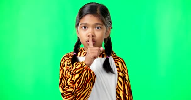 Segredo Tela Verde Rosto Uma Criança Estúdio Com Dedo Lábio — Vídeo de Stock