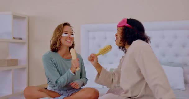Feliz Festa Pijama Amigos Cantando Com Pincéis Quarto Enquanto Faz — Vídeo de Stock