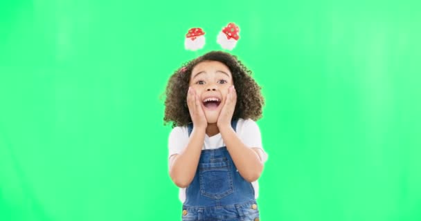 Izgatott Gyermek Zöld Képernyő Karácsonyi Szórakozás Mosollyal Buta Fejpánt Készen — Stock videók