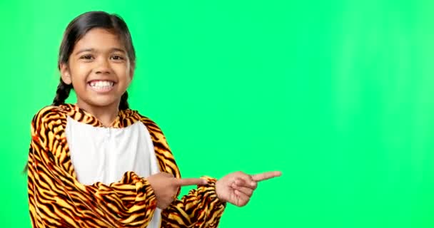 Makieta Wskazanie Twarz Dziecka Zielonym Ekranie Odizolowanym Tle Studia Śmiejąc — Wideo stockowe