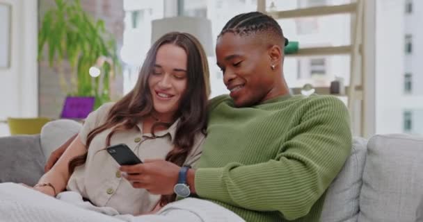Telepon Bahagia Dan Pasangan Bersantai Sofa Ruang Tamu Browsing Media — Stok Video