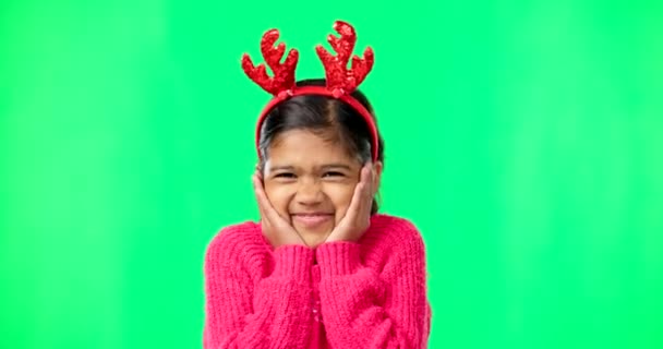 圣诞角和女孩兴奋 绿色屏幕和幸福在工作室的背景下 少女时代的肖像画 带着微笑 带着兴奋 欢乐和欢乐的心情 迎来了圣诞和惊喜 — 图库视频影像