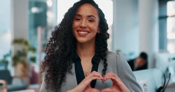 Srdce Ruce Úsměv Žena Moderní Kanceláři Důvěrou Štěstím Pro Podnikatele — Stock video